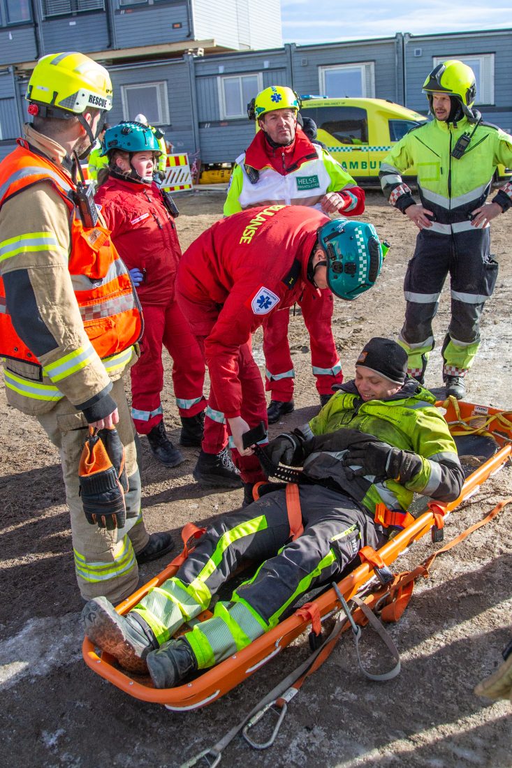 «Pasienten» reiser seg smilende opp. Neste gang kan det være alvor. (Foto: Runar F. Daler)