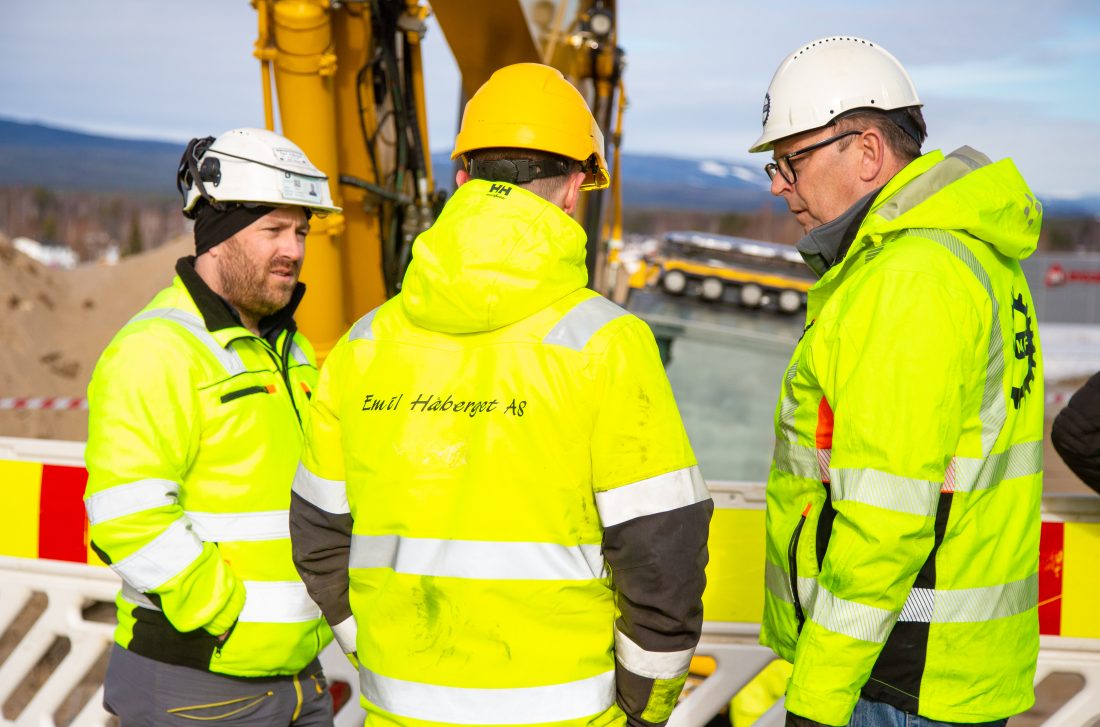 Øvelsen var så realistisk at her blir den stakkars maskinføreren tatt hånd om av daglig leder Emil Håberget (t.v.) og distriktssjef i MEF Innlandet, Leiv Peter Blakstad. (Foto: Runar F. Daler)