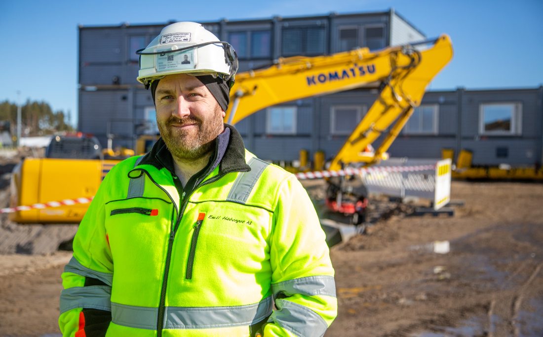 Det handler om bevisstgjøring i arbeidshverdagen, slik at man tenker seg om en gang ekstra; om man har tatt de forholdsregler man skal, og at man ikke «skal bare», sier daglig leder Emil Håberget. (Foto: Runar F. Daler)