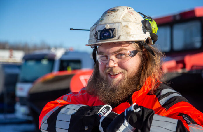SAVNER ASFALTLUKTA: Markus Nysæter Aursand gleder seg til asfaltsesongen snart kommer i gang igjen. (Foto: Runar F. Daler).|I SITT ESS: – Dette er jo Norges beste kontorplass