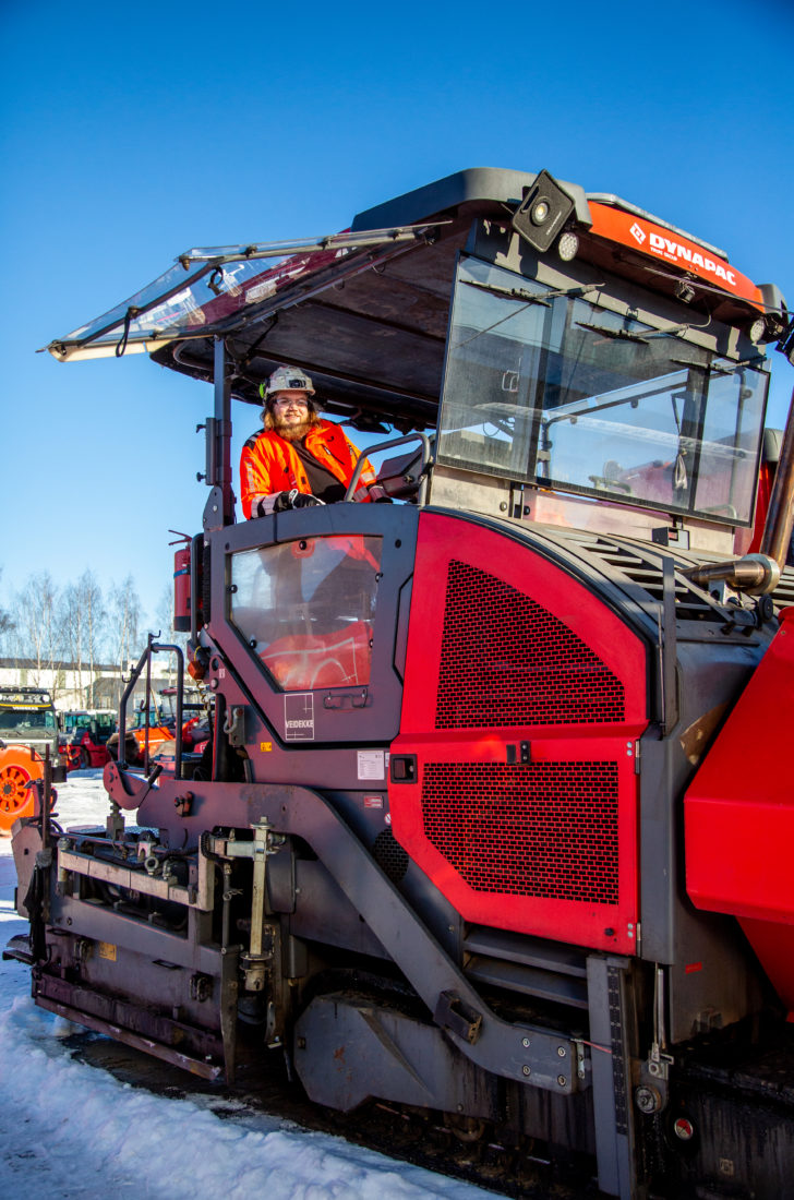 Markus Nysæter Aursand har vært lærling i asfaltfaget hos Veidekke siden august 2020. Han skal ta fagprøven på seinsommeren i år. (Foto: Runar F. Daler)