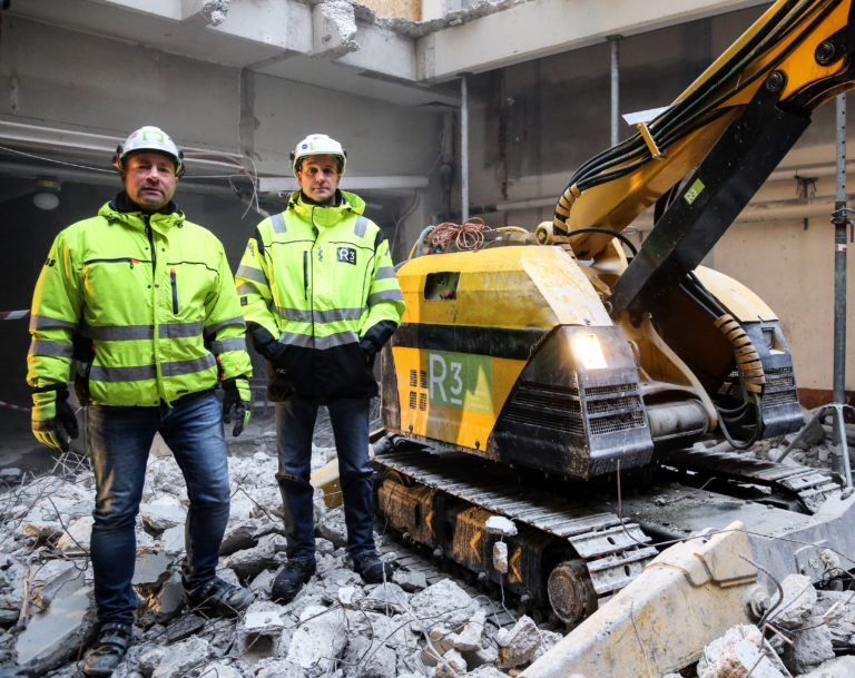 Prosjektleder Joakim Englund og prosjektsjef Lars Henrik Moe får ikke fullrost riverobotene. (Foto: Runar F. Daler).