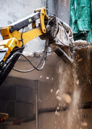 Denne maskinen (Brokk 400) kan, ifølge prosjektsjef Lars Henrik Moe, tygge opp til 55 cm tykk betong. Men da blir det også litt gnaging og man må angripe fra flere kanter. (Foto: Runar F. Daler).