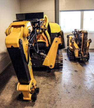 R3 Entreprenør har sju Brokker av ulike størrelser. Her står en Brokk 400 og en Brokk 90 side om side ved hovedkontoret i Oslo. (Foto: Runar F. Daler).