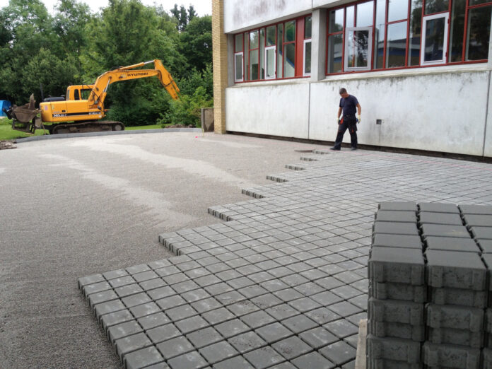 Permeable dekker nytt i Norge|De forskjellige lagene består av masser med mange luftporer