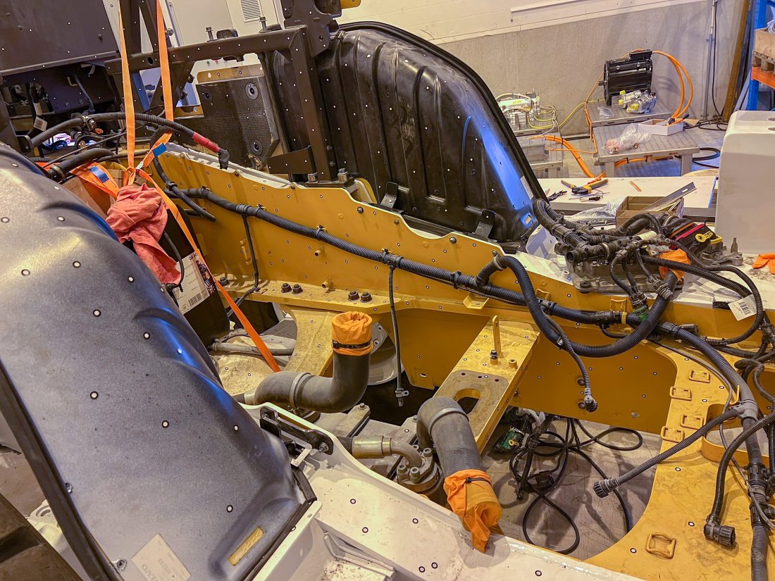 Alt av dieselmotor og hydraulikk er plukket ut. Nå skal monteringen av batterier, el-motor og elektriske sylindre snart igangsettes. (Foto: Njål Hagen)