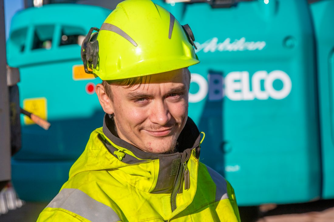 TRIVES: Knut Sigurd Rudi (18) trives som lærling i vei- og anleggsfaget i Horten kommune, kommunalteknisk drift. (Foto: Runar F. Daler)