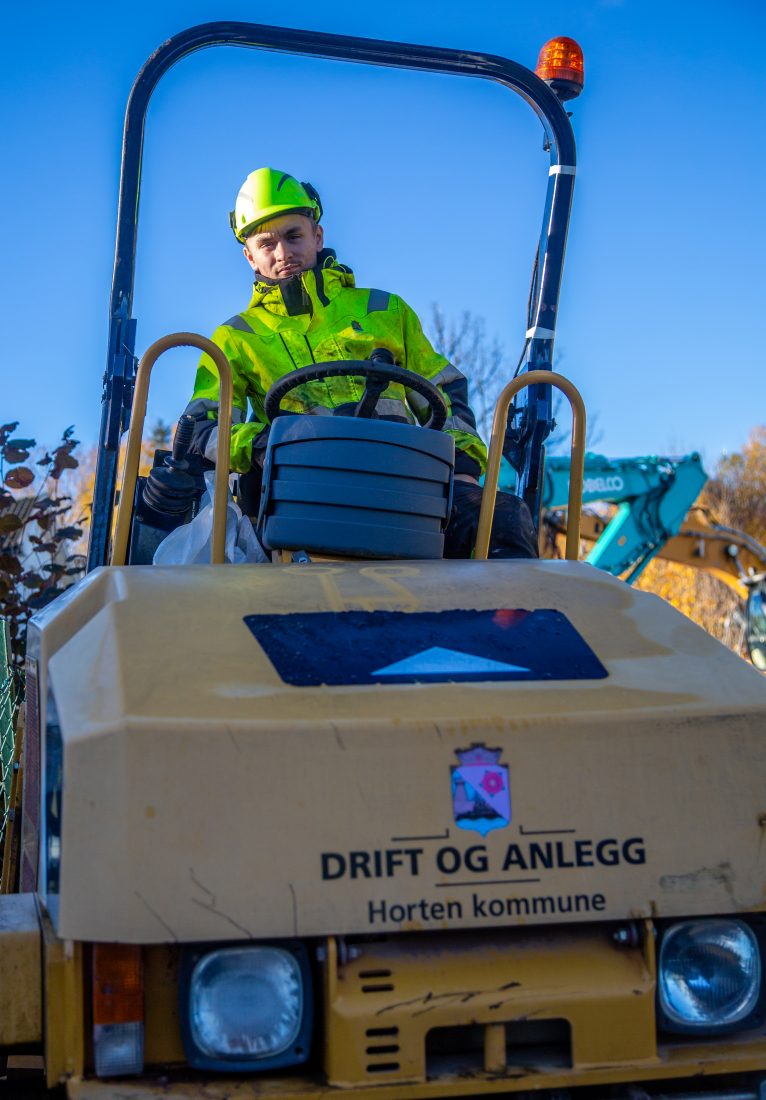 VARIERT: Lærling Knut Sigurd Rudi får prøve seg på mange ulike oppgaver. Å kjøre vals er en av dem. (Foto: Runar F. Daler)