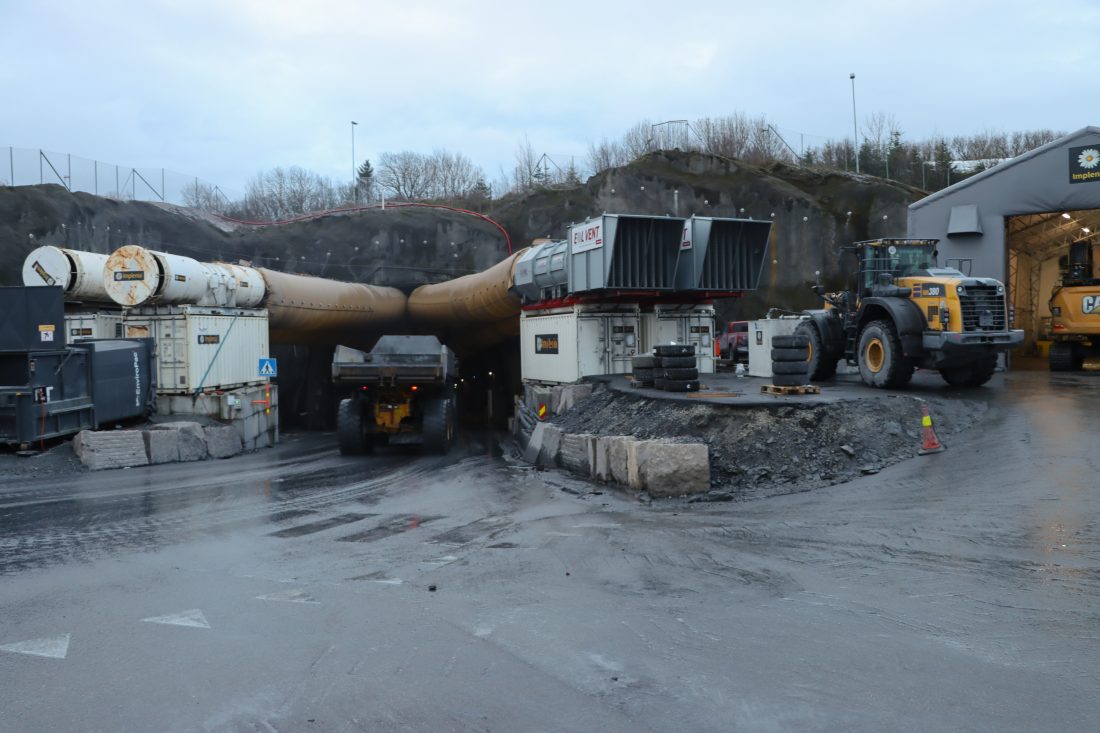All transport inn og ut av tunnelene Implenia-Stangeland bygger går gjennom tverrslaget i Mekjarvik. (Foto: Njål Hagen)
