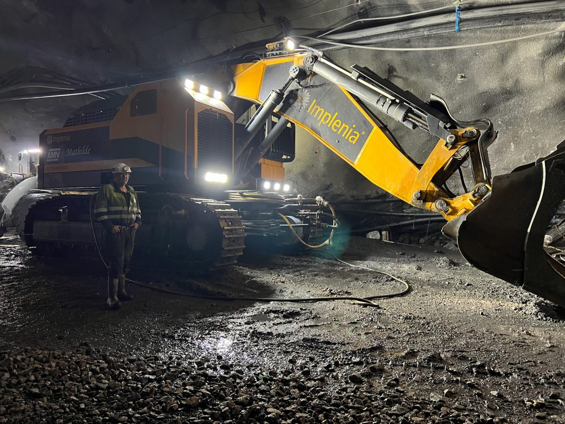 Både Implenia og Skanska, som har kontrakten på byggingen av den nordre delen av Rogfast, har diesel-elektriske forgravere fra AMV. Modellen heter AMV FL 70 Hybrid og «Mathilde» på bildet kjøres blant annet av Alf Magne Hovde. (Foto: Njål Hagen)