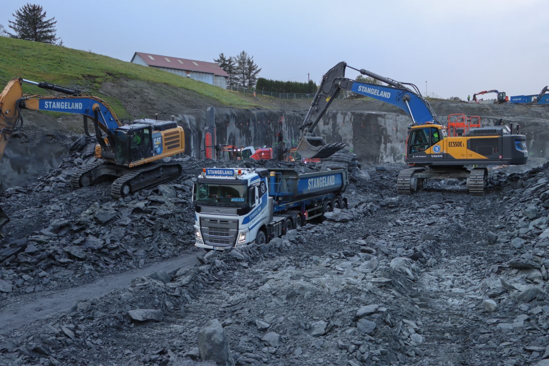 Ved påhugget på Harestad, helt sør, er Stangeland i full gang med boring, sprengning og utkjøring av masser. Både her ute og i tunnelen består grunnen av bergarten fyllitt. (Foto: Njål Hagen)