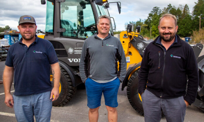 SER HELE MENNESKET: Prosjektleder Brede Sukke (t.v), lærlingeansvarlig Tommy Lier og daglig leder Roar Håkonsen – som alle er medeiere i bedriften – mener det er viktig å gi folk muligheten til å jobbe. Om de ikke kan bidra rent faglig til å begynne med, så kan de som oftest tilføre noe menneskelig og sosialt. (Foto: Runar F. Daler).