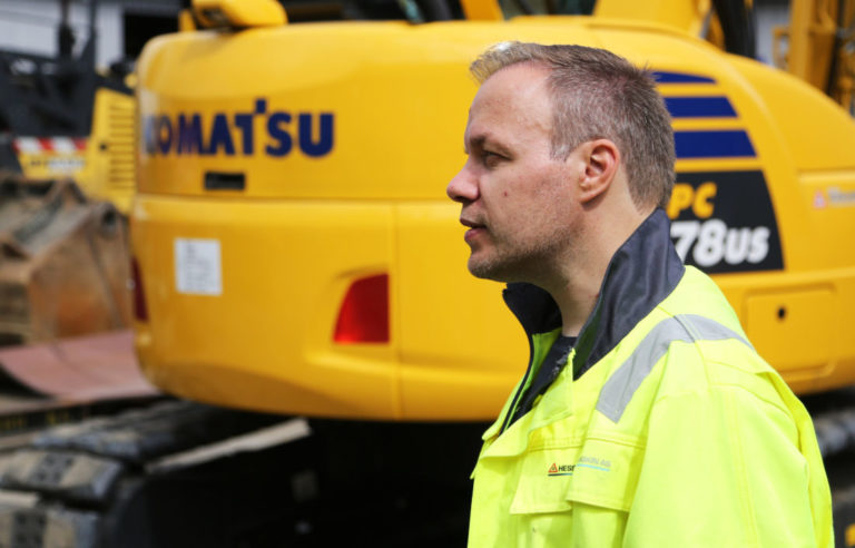 Mye dreier seg om bevissthet, gode rutiner og holdninger, ifølge Andreas Weng, leder for teknisk avdeling hos Hesselberg. – Jeg vet ikke hvor mange ganger vi få spørsmål fra kunder om å fjerne ryggealarmen, for eksempel, sier han. (Foto: Runar F. Daler).