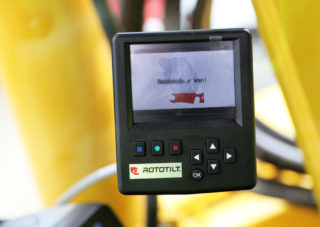 Hesselberg leverer hovedsakelig tiltrotatorer fra Engcon eller Rototilt. Men det leveres mye ulik betjening til de ulike redskapsfestene, bl.a. avhengig av maskintype. Dette Rototilt-displayet viser om redskapsfestet er åpent eller låst. (Foto: Runar F. Daler).