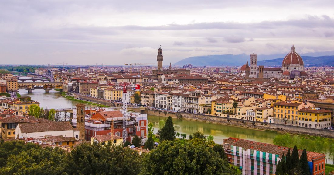 Det kan være helt greit å bytte ut kalde Norge med vakre Firenze, hovedstaden i regionen Toscana, i tre måneder. Det synes i hvert fall lærlingene Ine Marie Kvamstad og Iselin Undersåker. (Foto: Runar F. Daler)