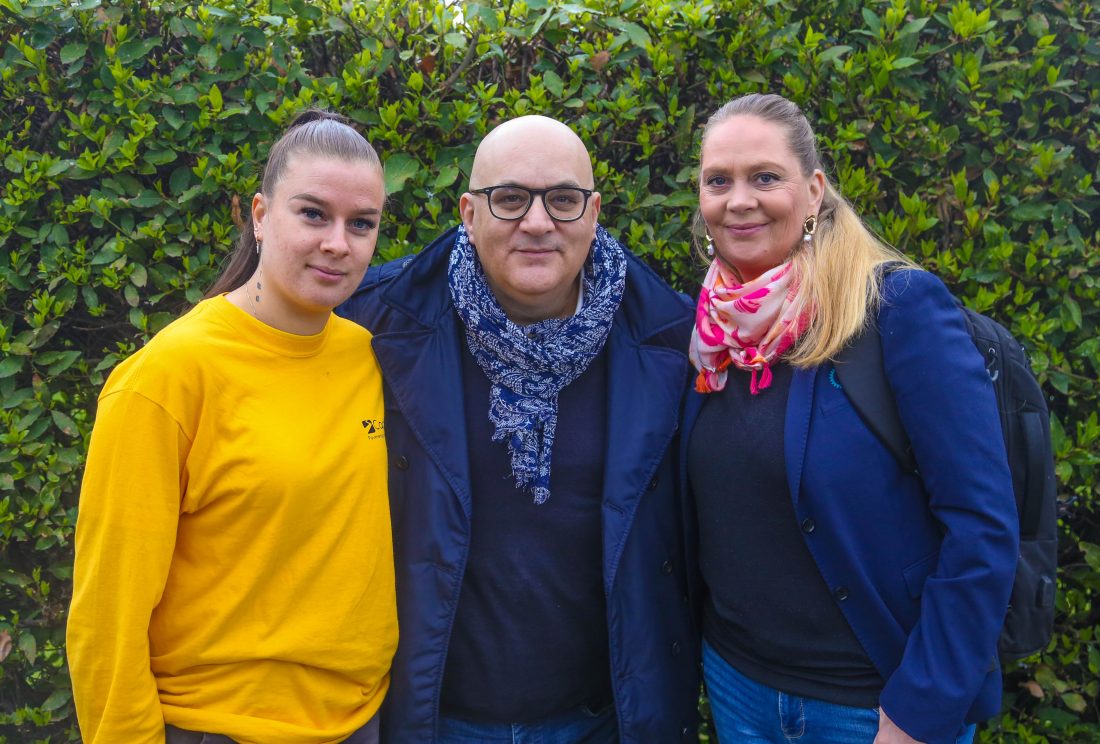 OKAB samarbeider med en språkskole i Firenze, som drives av Mario Paiano (i midten). Språkskolen er godkjent for å jobbe med Erasmus +, og de hjelper til med å finne bosted og utplasseringsbedrifter til lærlingene. Til høyre er Venche Kulbotten i OKAB Trøndelag. Hun har vært primus motor for at anleggslærlinger fra den regionen har fått denne muligheten til å reise utenlands en periode. Til venstre er maskinførerlærling Ine Marie Kvamstad.(Foto: Runar F. Daler)