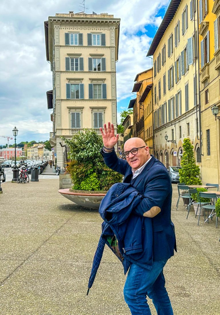 Mario Paiano driver språkskolen Machiavelli, som ligger i bygningen midt i bildet – som igjen ligger midt i sentrum av Firenze. Her har både Ine og Iselin tatt fire ukers italienskkurs før de begynte å jobbe. (Foto: Runar F. Daler)