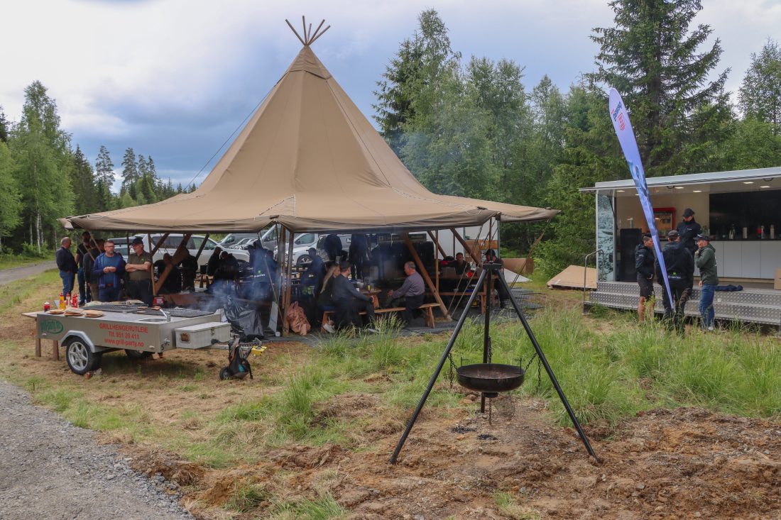 Det var ventet et sted mellom 300 og 400 kunder og sjåfører til lanseringen av de nye H-modellene. Da er det greit å ha stort telt. (Foto: Njål Hagen)