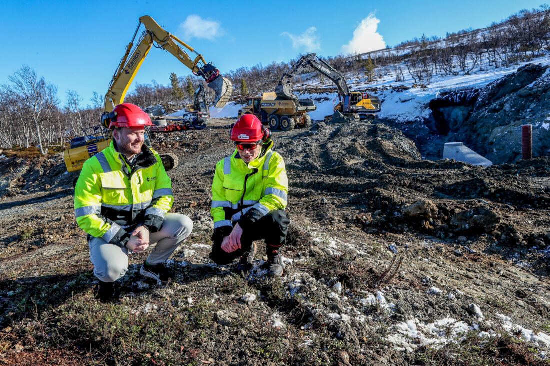 Her jobber Ramlos med VA i urørt terreng på fjellet i Os kommune i Østerdalen. Foran ser vi prosjektleder Bjørnar Høistad (t.v.) og anleggsleder Torjus Østgård. (Foto: Harald Vingelsgaard)