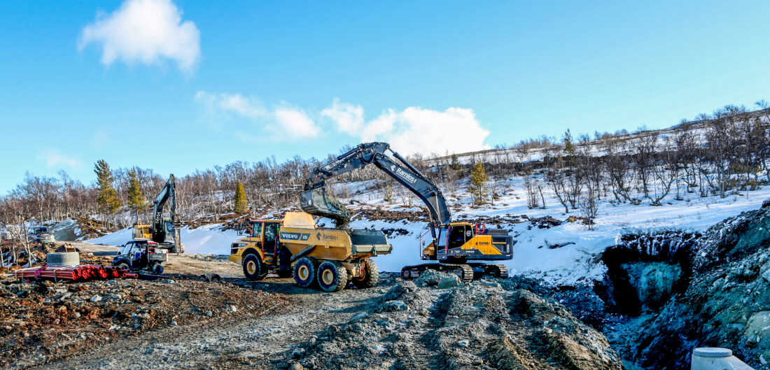 Lite snø. Lite kulde. Fint vinterarbeid. Slik er det her på Hummelfjell hyttefelt på fjellet i Os kommune denne vinteren. (Foto: Harald Vingelsgaard)