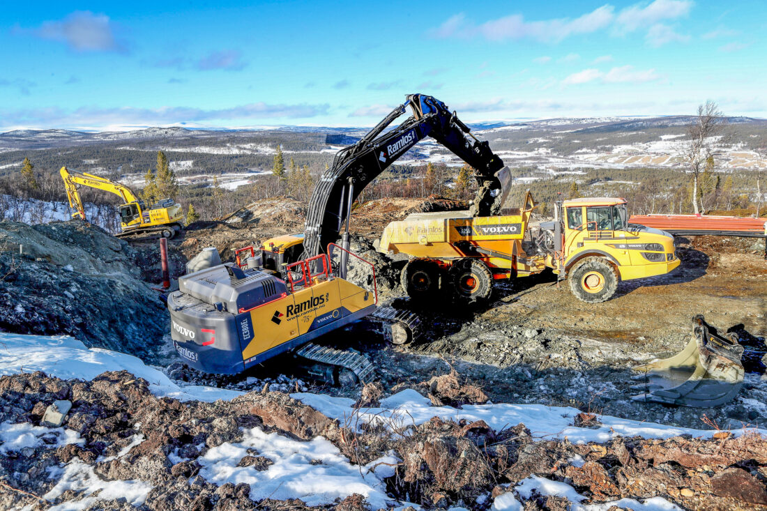 Tid for graving av grøft til vann og avløp til nytt hyttefelt inntil Hummelfjell hyttefelt i Os i Østerdalen. (Foto: Harald Vingelsgaard)