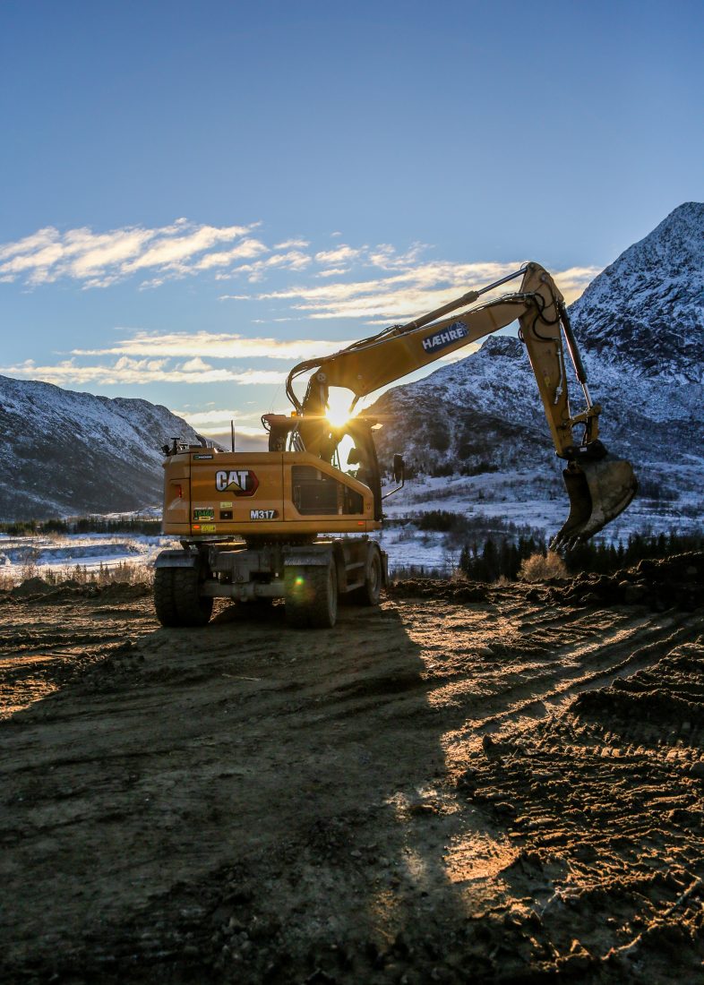Cat i solnedgang på Hålogalandsveiprosjektet. (Foto: Runar F. Daler)