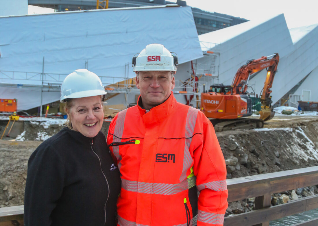 Direktør for Polaria, Anne Grete Johansen, og Jon Egil Sørensen, daglig leder i Einar Sørensen Maskinentreprenør. (Foto: Runar F. Daler)