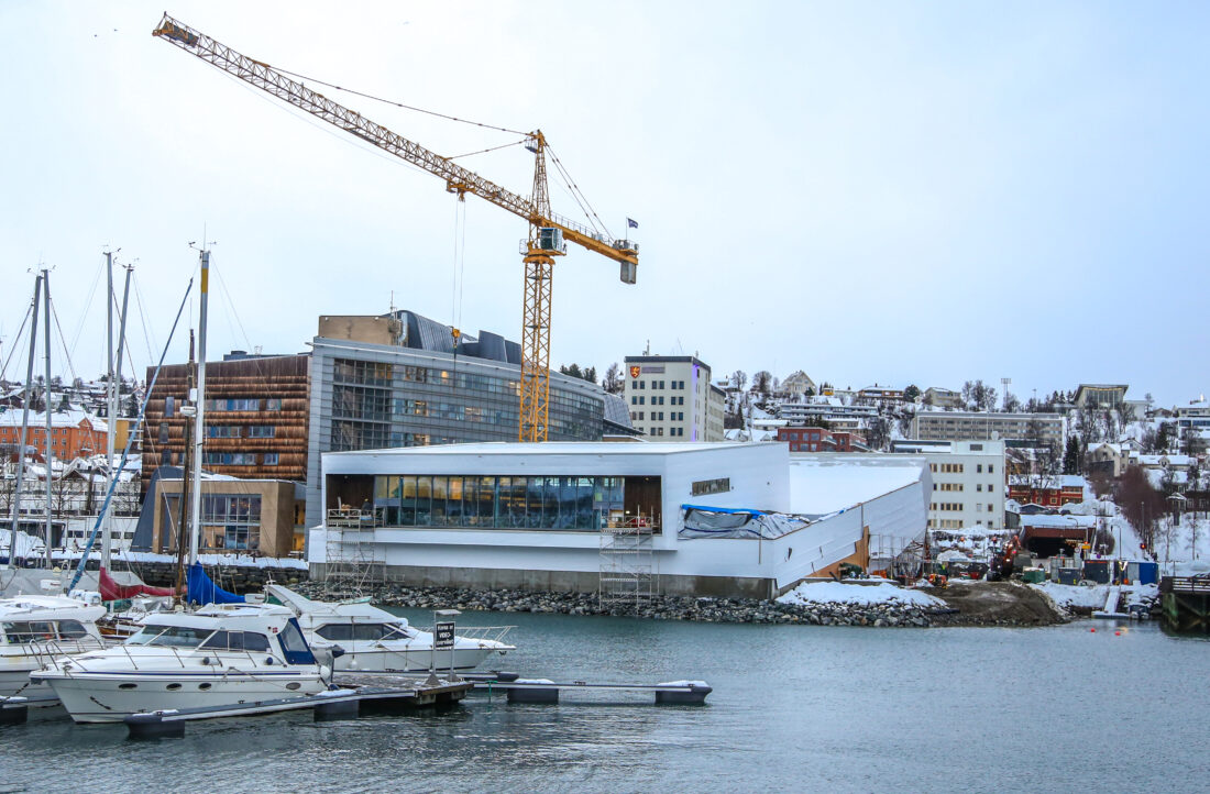 Polaria ligger flott til nede ved vannet i Tromsø sentrum, vegg i vegg med Framsenteret. (Foto: Runar F. Daler)