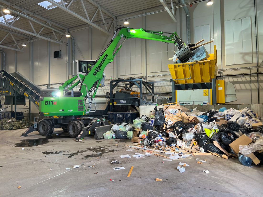 Miljøstasjonen tar imot ca. 2000 tonn avfall årlig fra private, næringslivet og cruisebåter. Sennebogen-maskinen brukes til å sortere og mate avfallet inn i kverna. (Foto: Njål Hagen)