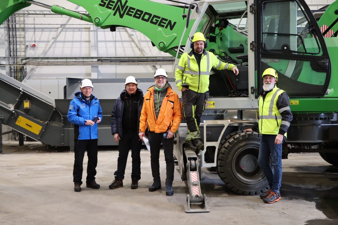 Fra venstre: Knut Grepperud, produktsjef Sennebogen hos Volvo Maskin, Jørgen Gulstad, distriktssjef hos Volvo Maskin, Attila Troll, produktsjef hos Sennebogen, Per-Marius Teigen, driftsoperatør, og Hans Petter Lauritsen, driftssjef. De to sistnevnte er ansatt ved Longyearbyen miljøstasjon. (Foto: Njål Hagen)