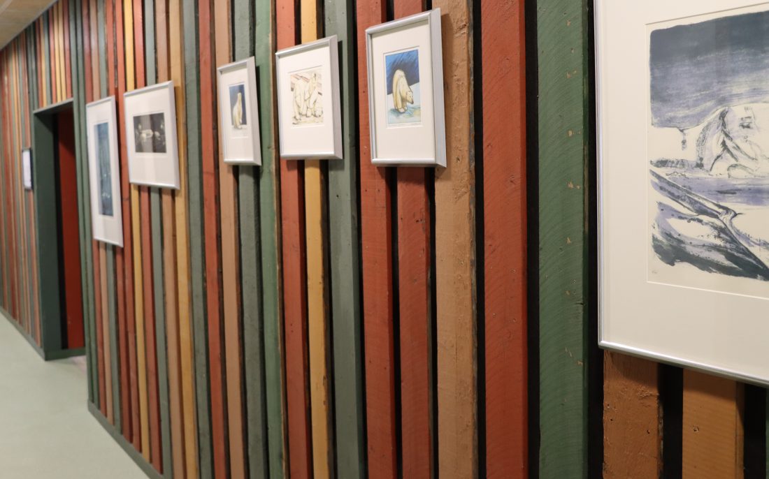 Panelet inne i miljøstasjonen er fra husene som ble tatt av snøskredet i 2015. (Foto: Njål Hagen)