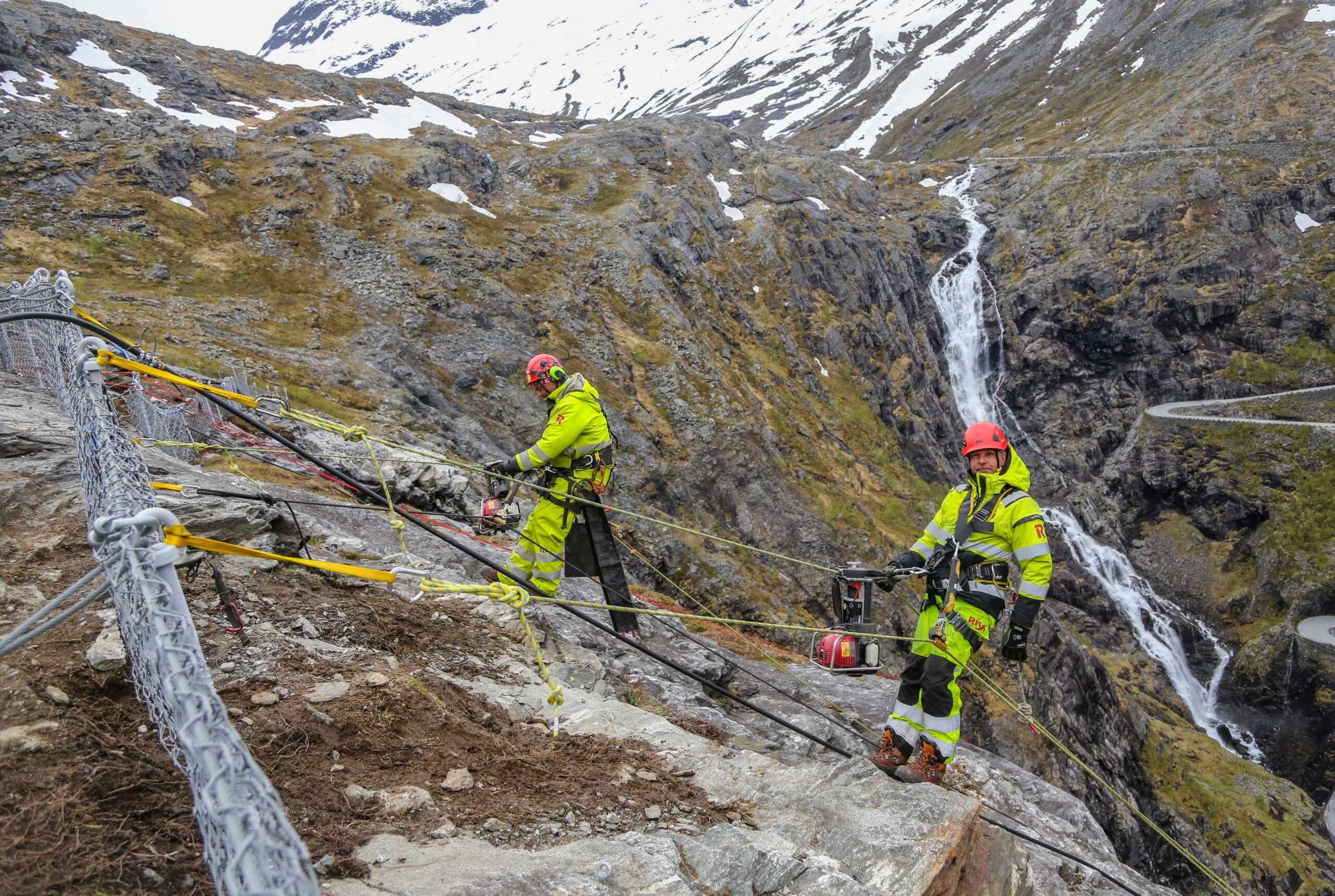 Bjørnar Nordbø og Geir Arne Andersen og de andre fjellsikrerne får jobbe i fantastiske omgivelser. (Foto: Runar F. Daler)