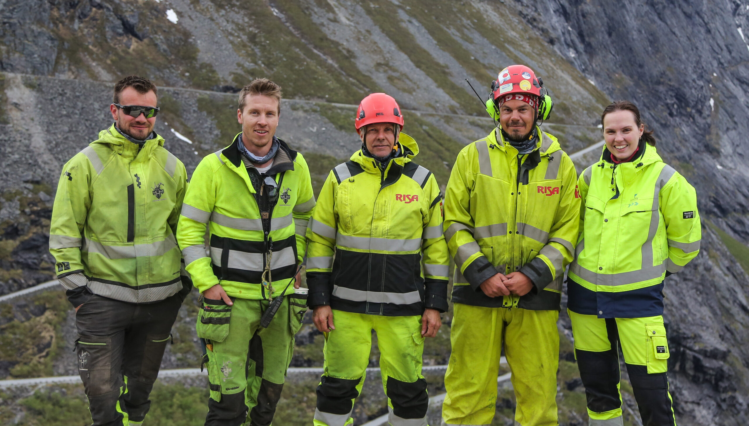 En fornøyd gjeng. Fra venstre: Kurt André Nilsen (MHM), Vegard Taraldlien (MHM), Geir Arne Andersen (Risa), Bjørnar Nordbø (Risa), Marit Gjørva (geolog fylkeskommunen). (Foto: Runar F. Daler)