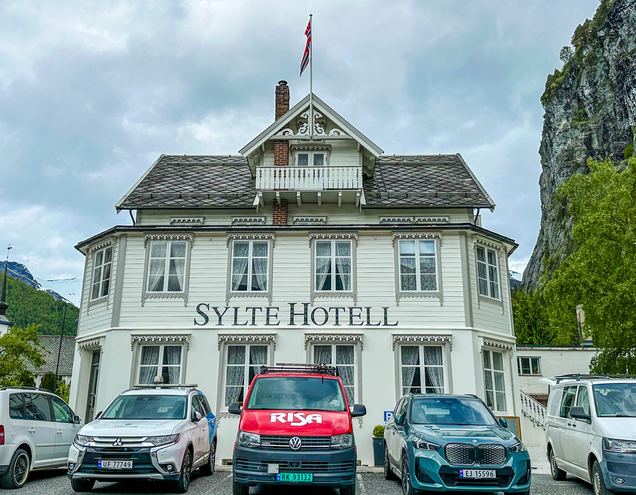 Dette hotellet i bygda Sylte i Valldal, fungerer som «brakkerigg» for de som jobber på prosjektet. (Foto: Runar F. Daler)