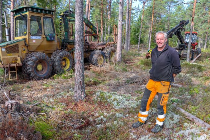 Kåre Johan Hauge har to 1980-talls skogsmaskiner han bruker for å tynne ut egen skog. Lassbæreren ÖSA 250 er fra 1986 og hogstmaskinen Volvo BM Valmet 862 er fra 1985. (Foto: Njål Hagen)||Volvo BM Valmet 862 var en av de første maskinene med ett-greps aggregat. Krana har en rekkevidde på 9