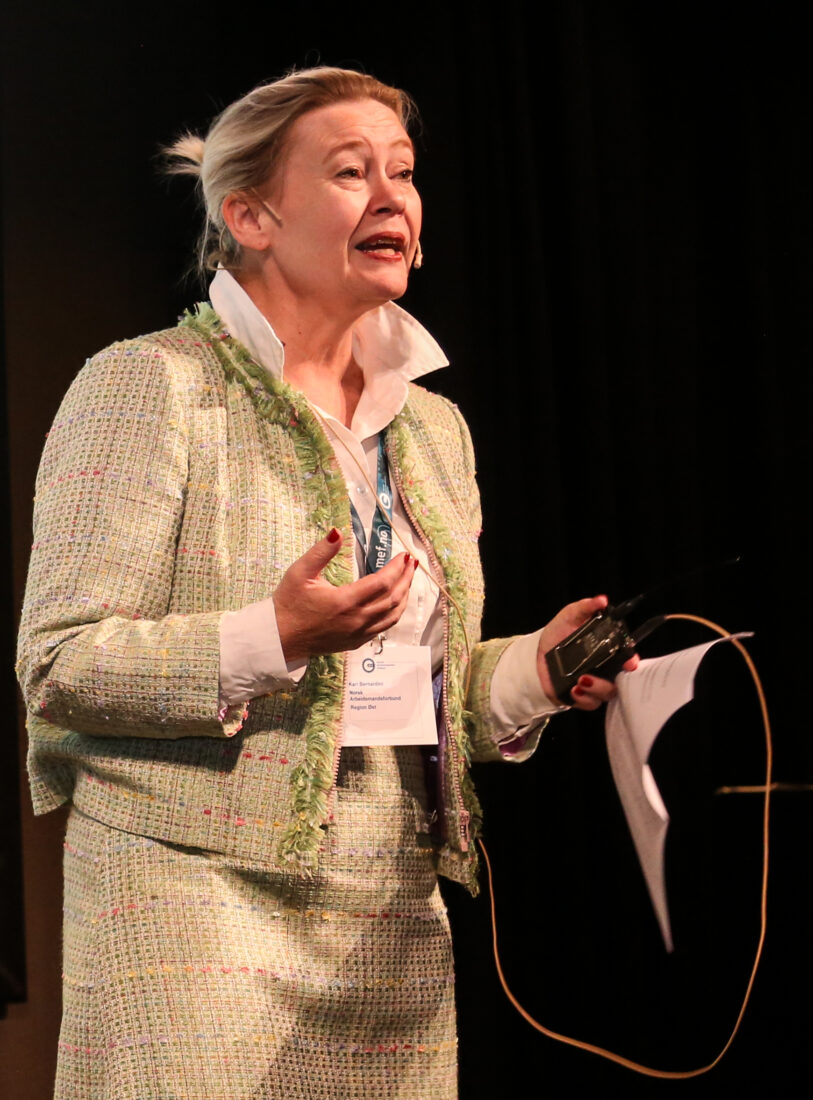Kari Bernardini fra Norsk Arbeidsmandsforbund (NAF) og deres eget kvinnenettverk fortalte litt om samarbeidet med MEF Kvinner, og hva slags utfordringer kvinner sliter med i bransjen. (Foto: Runar F. Daler)