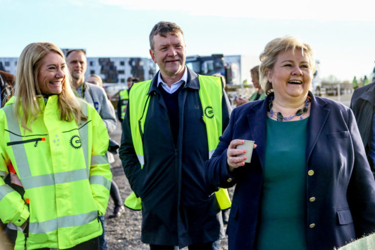 Statsminister Erna Solberg kommer. Det gjør også MEFs styreleder Arnstein Repstad og MEFs adm. dir. Julie Brodtkorb. Her er de sammen på Yrkes-NM i høst. (Foto: Runar F. Daler).