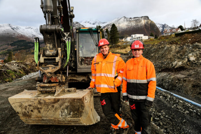Lærlingene Eivind Dimmen (t.v.) og Werner Riksheim har det som plommen i egget hos Volda Maskin. (Foto: Runar F. Daler).|Det var en fornøyd gjeng Anleggsmaskinen møtte på anlegget i Mosmarka utenfor Ørsta. Fra venstre: Espen Wicken (OKAB)