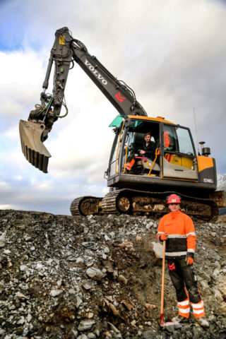 Eivind Dimmen kjører mest maskin, ettersom han har vært lærling i mer enn ett år, mens Werner Riksheim foreløpig er mer i grøfta. (Foto: Runar F. Daler).