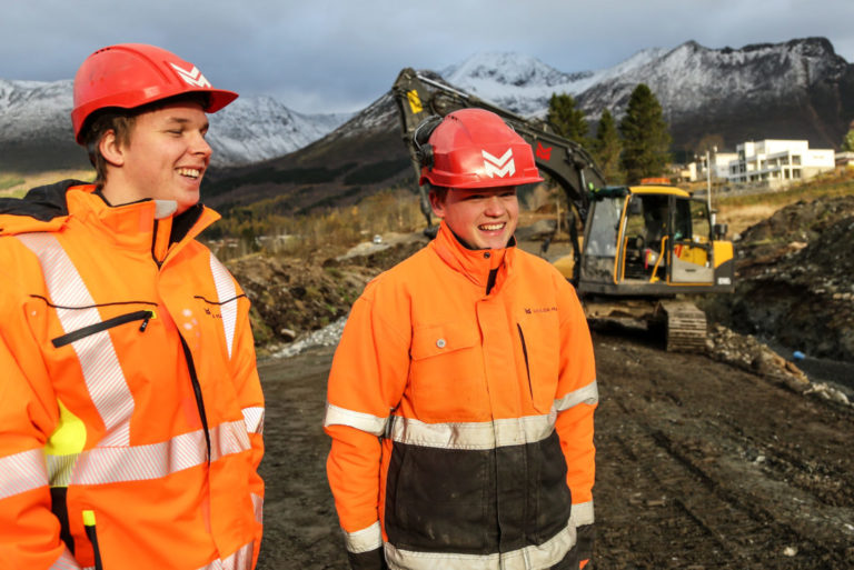 Lærlingene hos Volda Maskin trekker frem det gode arbeidsmiljøet som noe av det aller beste med bedriften. (Foto: Runar F. Daler).