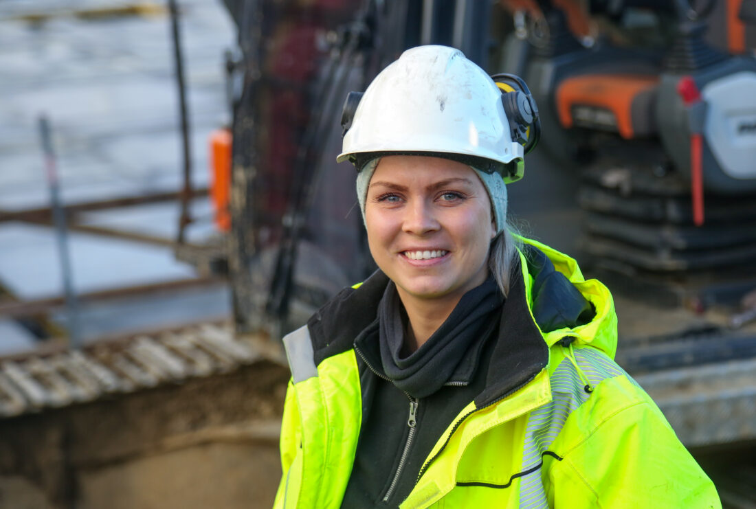 – Hvis jeg kunne ha jobbet helt til jeg fødte, for eksempel ved å gjøre alternativt arbeid, så ville jeg gjerne gjort det. Selv da jeg var sykemeldt, var jeg innom på kontoret og ute og så på anlegg. Jeg er jo interessert i yrket og bransjen, og ville følge med, sier Juliane Ree. (Foto: Runar F. Daler)