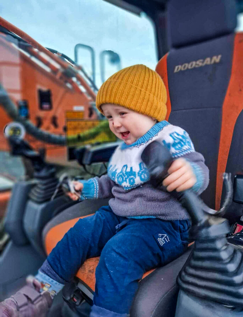 Sønnen til Juliane Ree, Emrik (1 ½) elsker allerede anleggsmaskiner. Kanskje en kommende lærling hos Grunn-Service? (Privat foto)