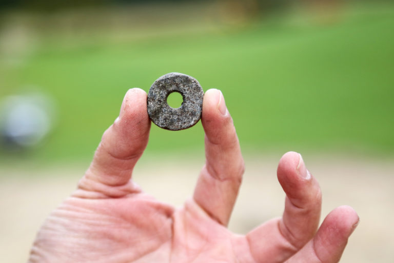 SPINNEHJUL: Dette spinnehjulet ble funnet i den utplyndrete gravhaugen. (Foto: Runar F. Daler).