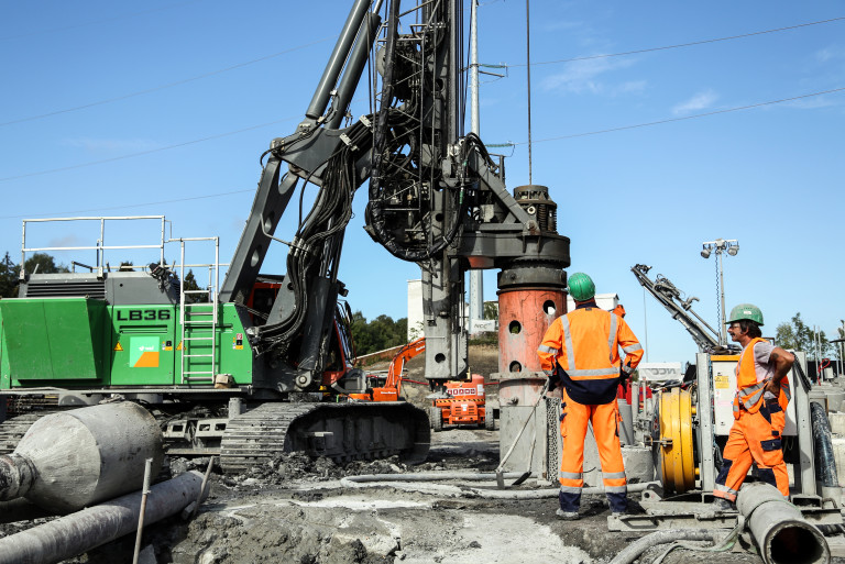 SJELDENT: Sekantpæling er en svært sjelden metode å benytte seg av her til lands. Men så er det heller ikke ofte man har 30 meter dype byggegroper. (Foto: Runar F. Daler).