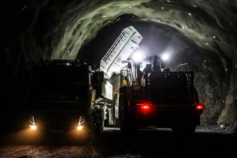 UTKJØRING: Nylig utsprengte masser blir fraktet ut av tunnelen. Det tar ca. tre timer å transportere ut sprengstein etter en salve. (Foto: Runar F. Daler).