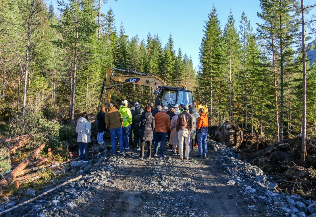 Det bygges flere hundre meter med skogsveier inne på området. De besøkende fra fylkeskommunen følger spent med. (Foto: Runar F. Daler)