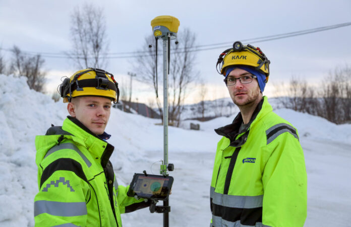 GPS-UTFORDRING: Stikningsingeniørene Andreas Wara Eliseussen (t.v.) og Vidar Bakke i AS Oscar Sundquist er vant til enkelte GPS-forstyrrelser i forbindelse med nordlys, men den siste tids GPS-jamming er en ny utfordring. Det må kontrolleres og dobbeltsjekkes hyppig. (Foto: Runar F. Daler).