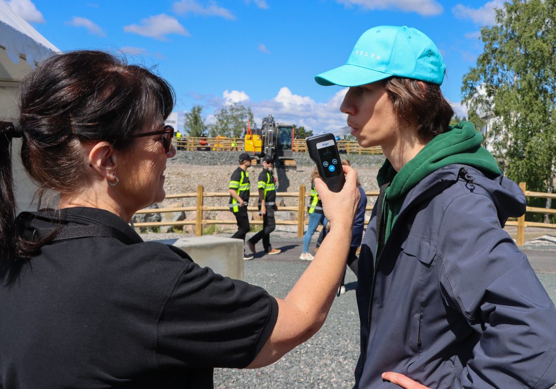 Alle måtte blåse i promilletesteren før prøvekjøring av maskiner. Her er det Sondre Iversen Seglsten, Fauske vgs., som blåser «grønt» og er klar til å kjøre. (Foto: Njål Hagen)
