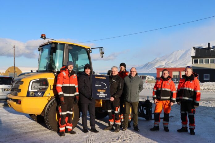 Svalbard Auto er godkjent som Volvo Electromobility verksted.|Opplæring av ansatte hos Svalbard Auto|Jakob Roko jobbet elleve år som mekaniker ved Volvo Trucks i Oslo. I 2020 ble han ansatt som verksmester ved Svalbard Auto og han stortrives med å jobbe og bo i Longyearbyen.