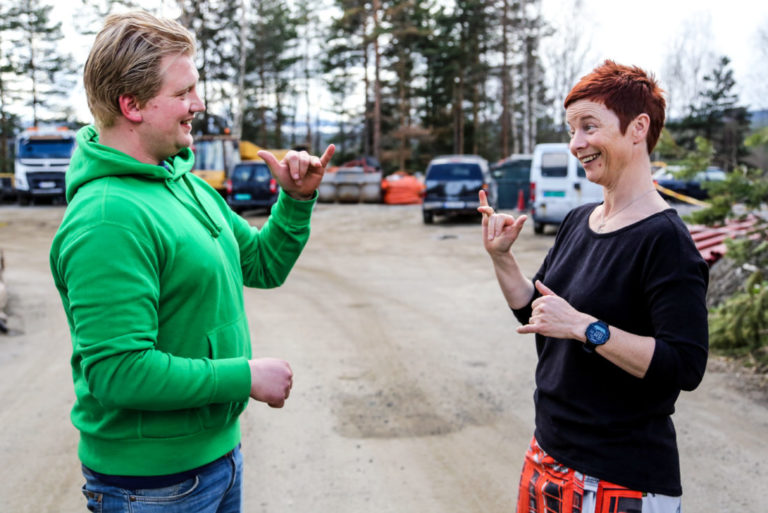 TEGNSPRÅK: Takket være døvetolken Gry Aamodt, er det ingen sak å intervjue Knut Andreas. (Foto: Runar F. Daler).